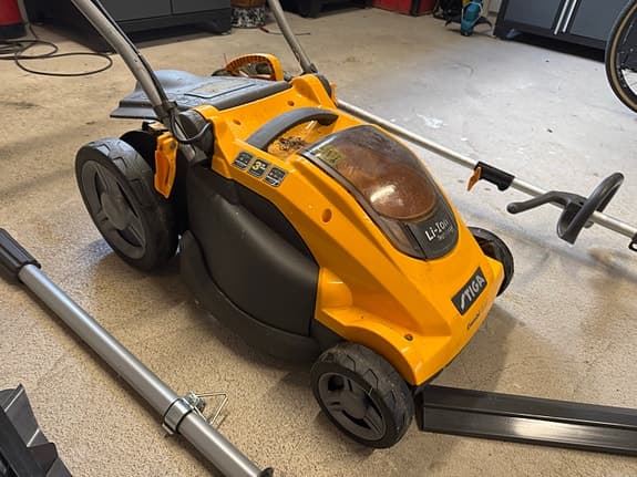 Stiga batteridriven grästrimmer, gräsklippare och häcksax