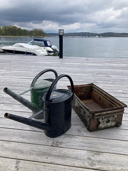 Två fina stora vattenkannor 10L och en planteringslåda med patina