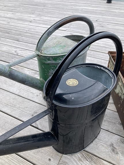 Två fina stora vattenkannor 10L och en planteringslåda med patina