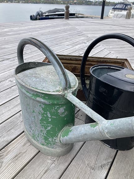 Två fina stora vattenkannor 10L och en planteringslåda med patina
