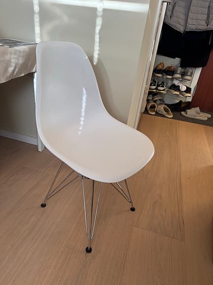 4x Vitra Eames plaststol vit med metallben