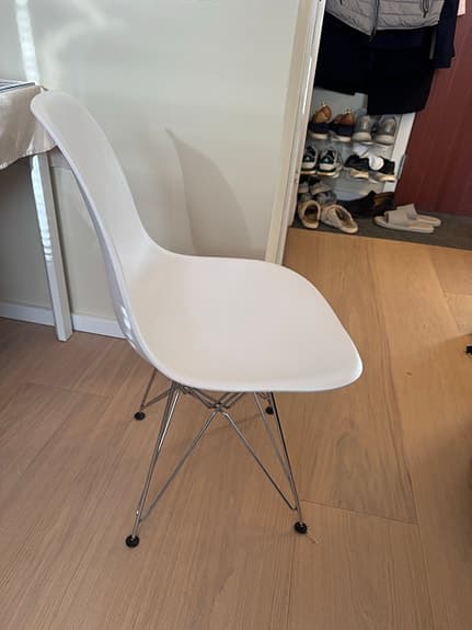 4x Vitra Eames plaststol vit med metallben