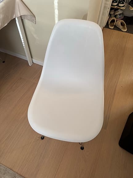 4x Vitra Eames plaststol vit med metallben
