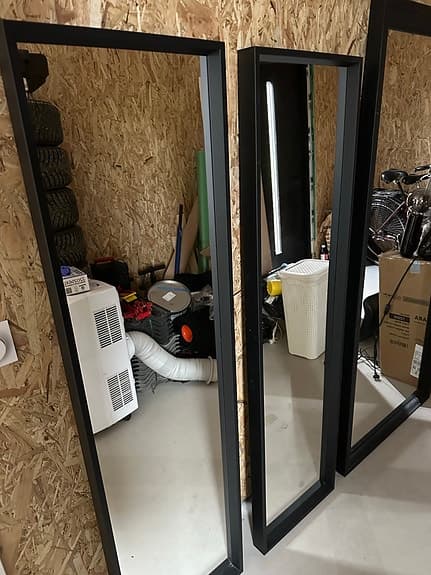 2 helkroppsspegel med svart ram