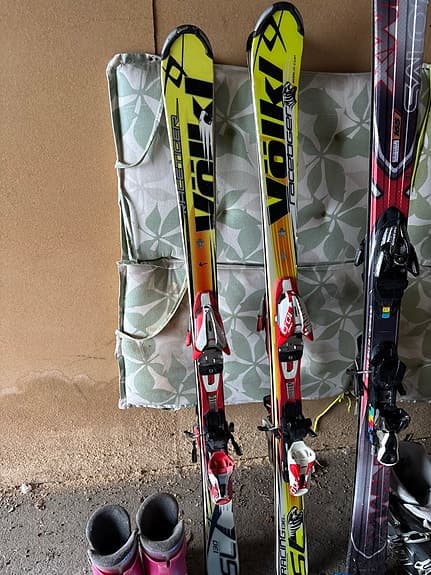 Völkl och Salomon slalomskidor med bindningar