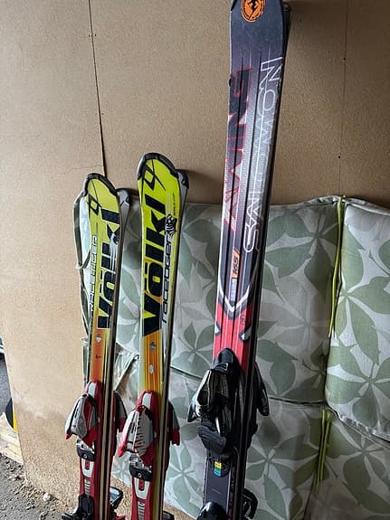Völkl och Salomon slalomskidor med bindningar