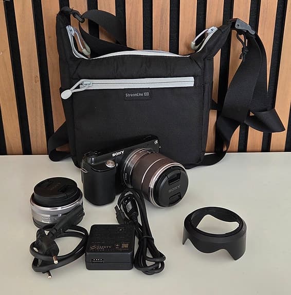 Snyggt Sony NEX-F3-paket med två objektiv & Lowepro-väska + laddare