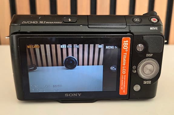 Snyggt Sony NEX-F3-paket med två objektiv & Lowepro-väska + laddare
