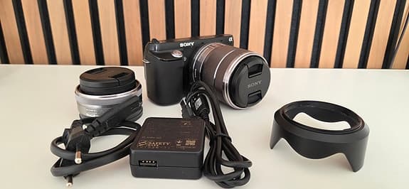 Snyggt Sony NEX-F3-paket med två objektiv & Lowepro-väska + laddare
