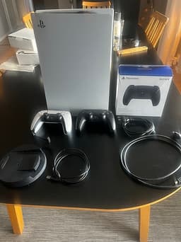 Sony PlayStation 5 med handkontroller och kablar