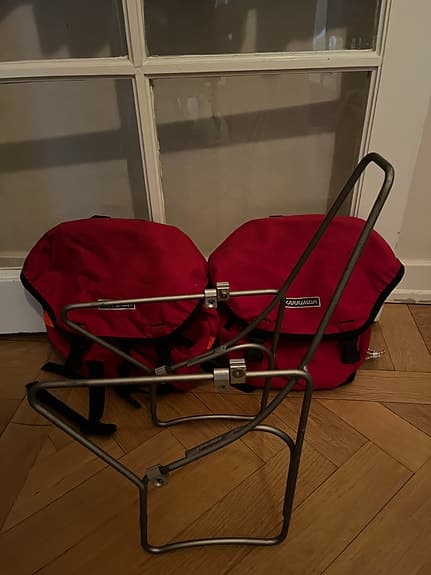 2 st cykelväskor inkl väskhållare