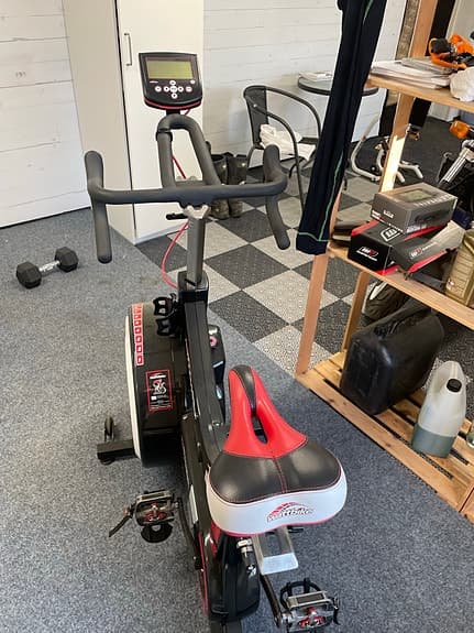 Wattbike Trainer motionscykel svart/röd
