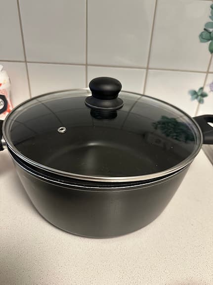 gryta med glaslock svart