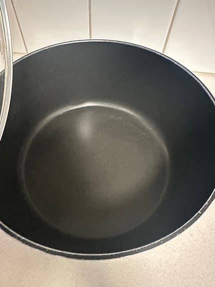 gryta med glaslock svart