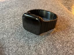 Säljer en Apple Watch Series 10 46mm Svart med original stålarmband. .