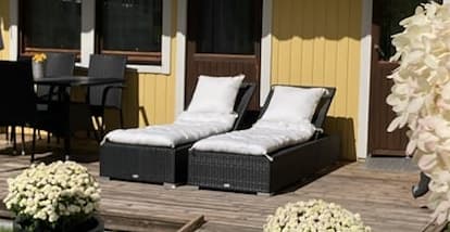 2st oanvända stolar/solsängar i svart konstrotting