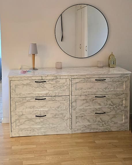 IKEA SONGESAND byrå som har folierats i snygg marmorfinish