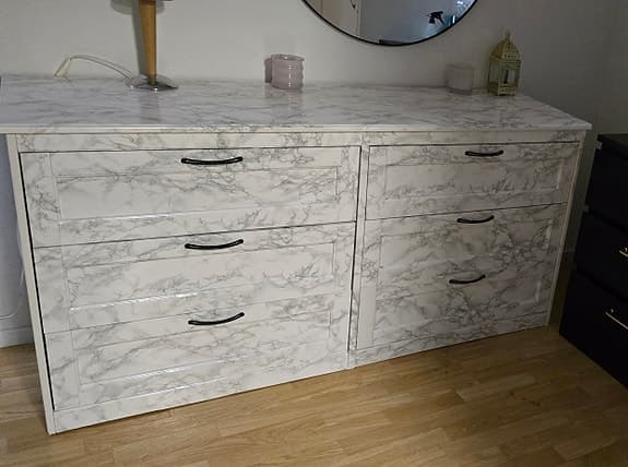 IKEA SONGESAND byrå som har folierats i snygg marmorfinish