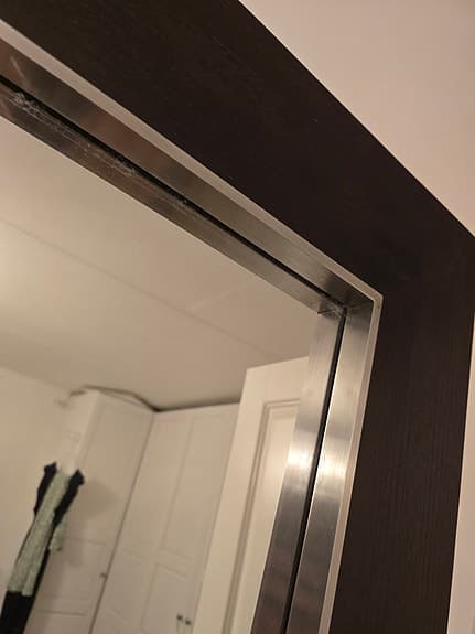 Stor spegel med mörk brun träram