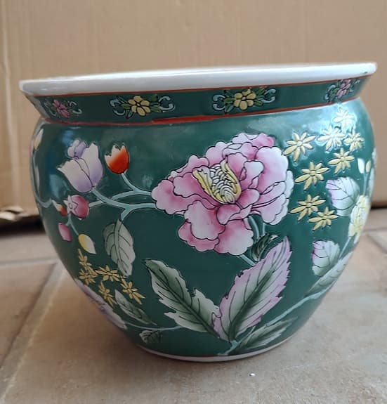Grön porslinskruka med blommönster