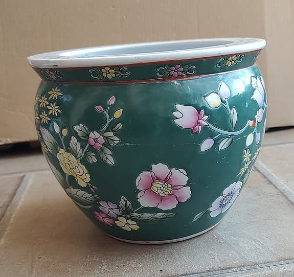 Grön porslinskruka med blommönster