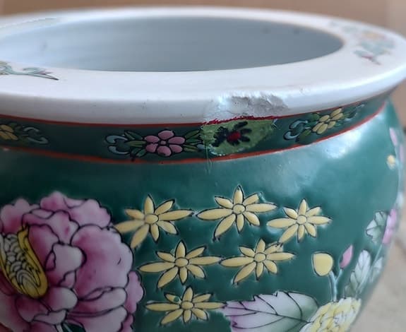 Grön porslinskruka med blommönster