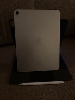 iPad Air (5:e gen) med Apple Magic Keyboard och Apple Pencil (2:a generationen).