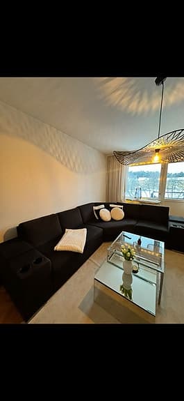 Elegant lounge soffa från Mio- Svart modulsoffa