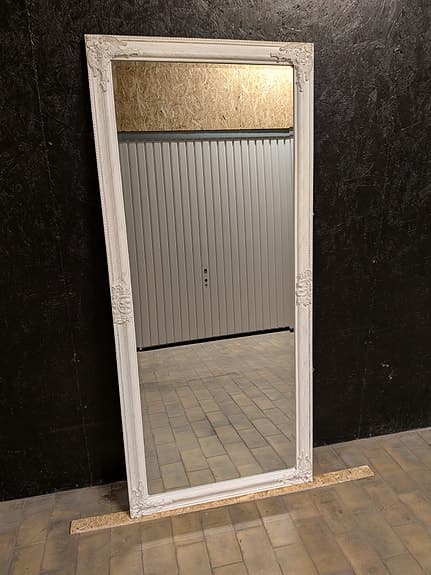 Stor helkroppsspegel med vit dekorativ ram