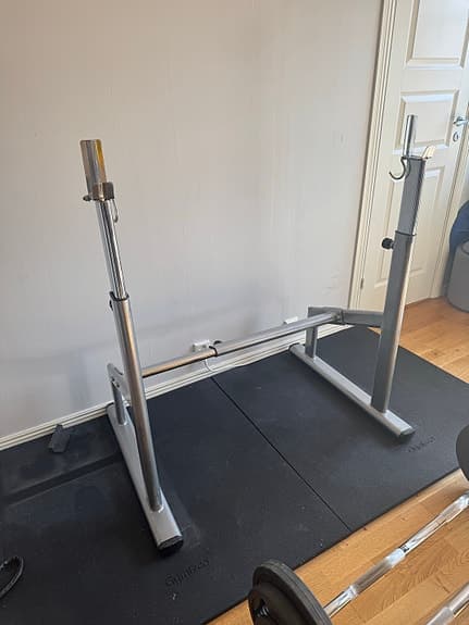 Justerbart skivstångsställ i metall