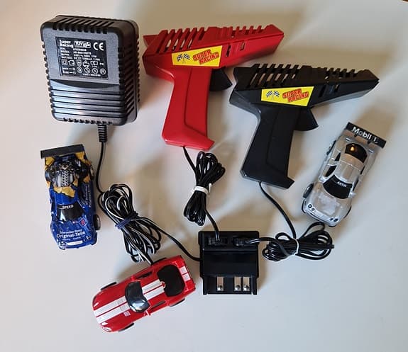 Bilsport racerbana tillbehör: 3 bilar och handkontroller m nätadapter.