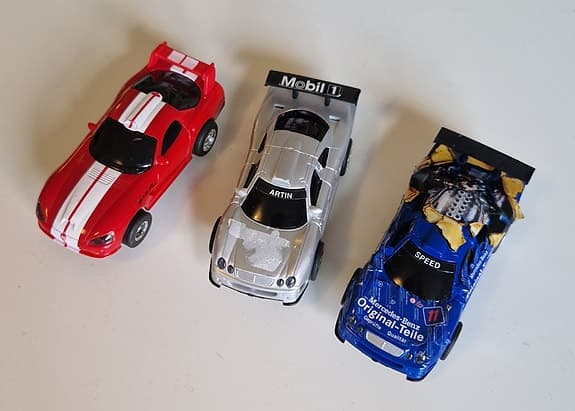Bilsport racerbana tillbehör: 3 bilar och handkontroller m nätadapter.