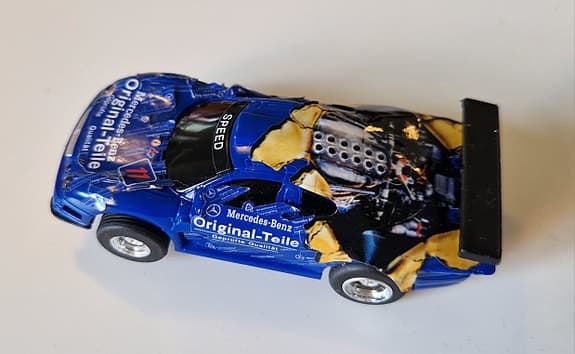 Bilsport racerbana tillbehör: 3 bilar och handkontroller m nätadapter.