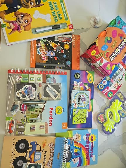 Pyssel- och leklåda med böcker, spel och kreativa set för barn