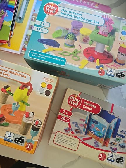 Pyssel- och leklåda med böcker, spel och kreativa set för barn