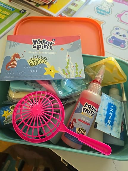Pyssel- och leklåda med böcker, spel och kreativa set för barn