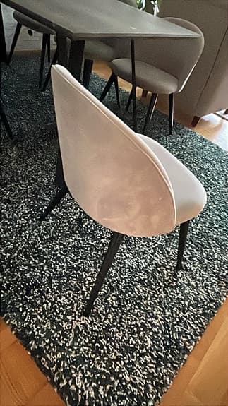 matgrupp med bord och 6 stolar