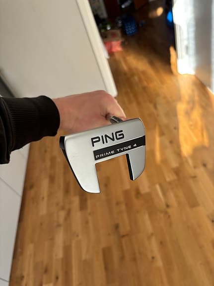 Nyskick! Ping Prime Tyne 4 putter med SuperStroke-grepp. 34 tum.