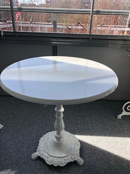 Två stycken trädgårds bord het nya vitt