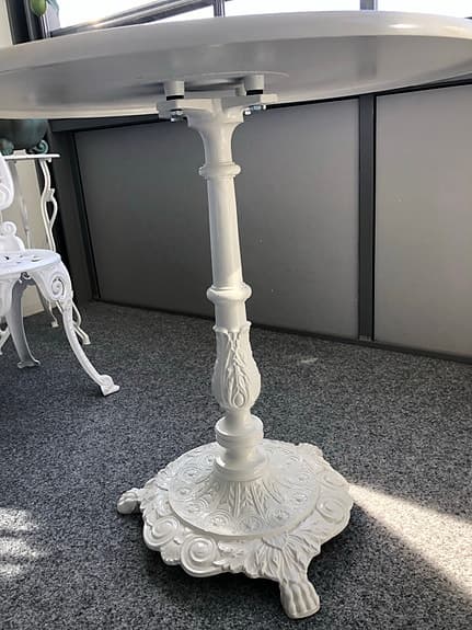 Två stycken trädgårds bord het nya vitt