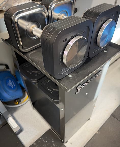 Ironmaster justerbara hantlar 2 x 34kg med stativ - knappt använda