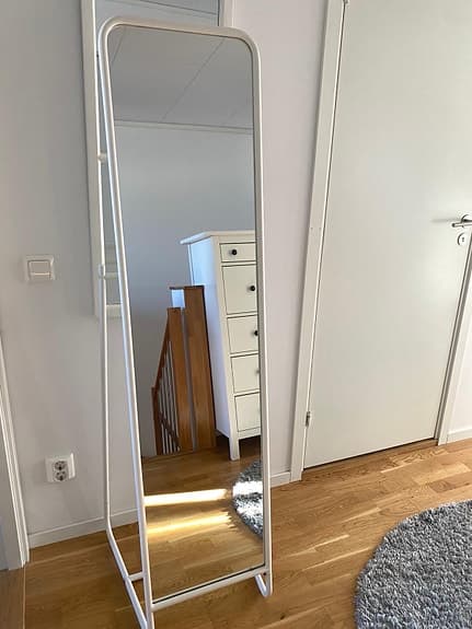 IKEA KNAPPER Golvspegel med klädhängare (vitt stål)