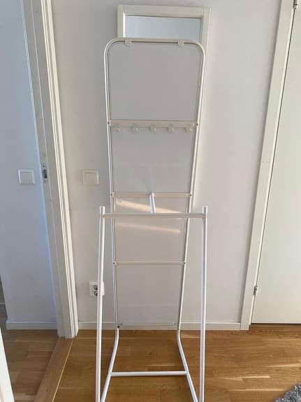 IKEA KNAPPER Golvspegel med klädhängare (vitt stål)