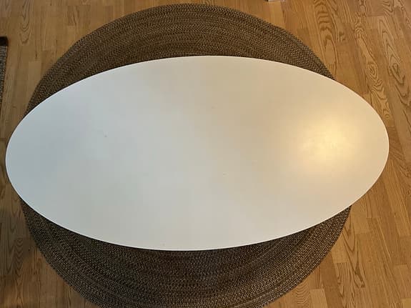 Ovalt soffbord i vitt och naturträ