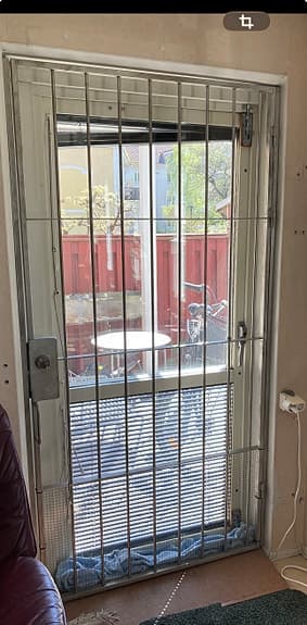 En bastant säkerhetsgrind i rostfritt stål