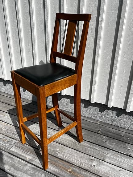 Barstolar i ek med lädersits - 2 st