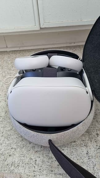 Meta Quest 2 VR-headset med handkontroller vit