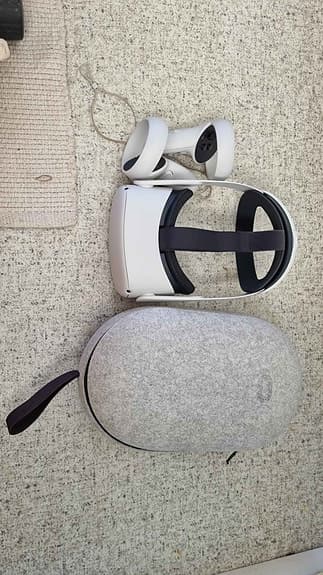 Meta Quest 2 VR-headset med handkontroller vit