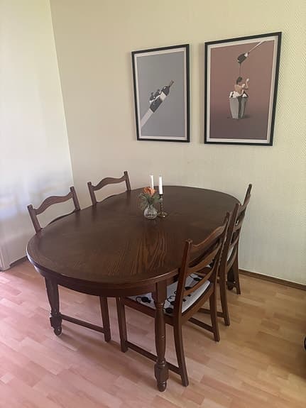 Matgrupp med fyra stolar