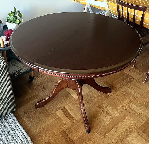 Runt utdragbart matbord med pelarfot. 105–140 cm